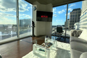 2Bed Midtown High-Rise King Bed Free Parking with Balcony View